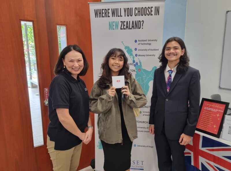 Attendee winning a Uniqlo gift card at Selset Education Fair